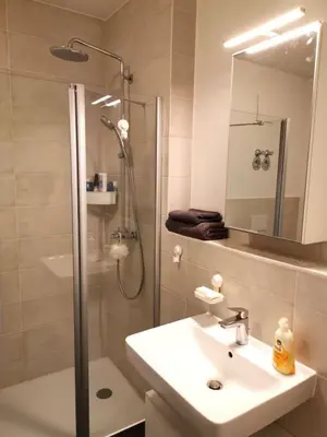Ein Badezimmer in der Unterkunft Gemütliches Privatzimmer in geräumiger Gemeinschaftswohnung