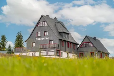 Das Gebäude in dem sich die Ferienwohnung befindet