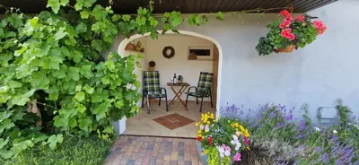 Ein Garten an der Unterkunft Ferienwohnung Bergblick