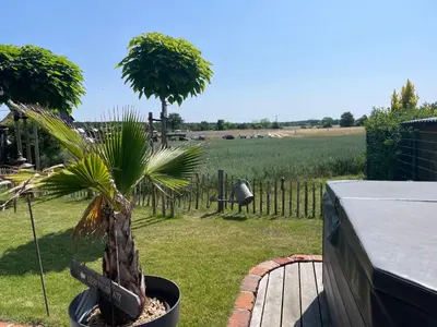 Ein Garten an der Unterkunft Landliebe, Ferienhaus, 3 Schlafzimmer mit Sauna und Outdoor Whirlpool