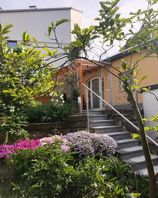 Ein Garten an der Unterkunft Amselgarten