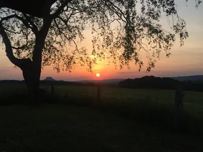 Blick auf den Sonnenuntergang/Sonnenaufgang von der Ferienwohnung aus oder aus der Nähe