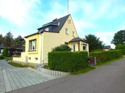 Das Gebäude in dem sich das Ferienhaus befindet
