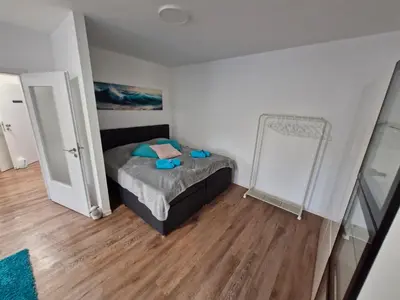 Ein Bett oder Betten in einem Zimmer der Unterkunft Moderne Gästewohnung 
