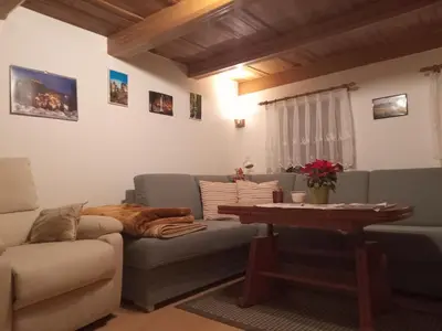 Ein Sitzbereich in der Unterkunft Ferienwohnung zum Sebnitzer Hirsch