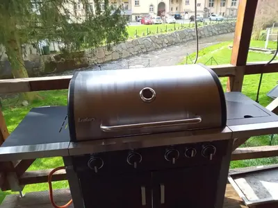 Ein für Gäste verfügbarer Grill in der Ferienwohnung