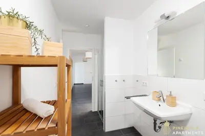 Ein Badezimmer in der Unterkunft PINEAPPLE APARTMENTS - Zwinger VII - 78qm - 1x free parking