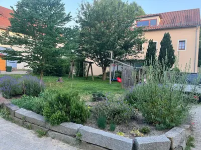 Ein Garten an der Unterkunft stilvolle Dachgeschoss-Wohnung in Top-Lage